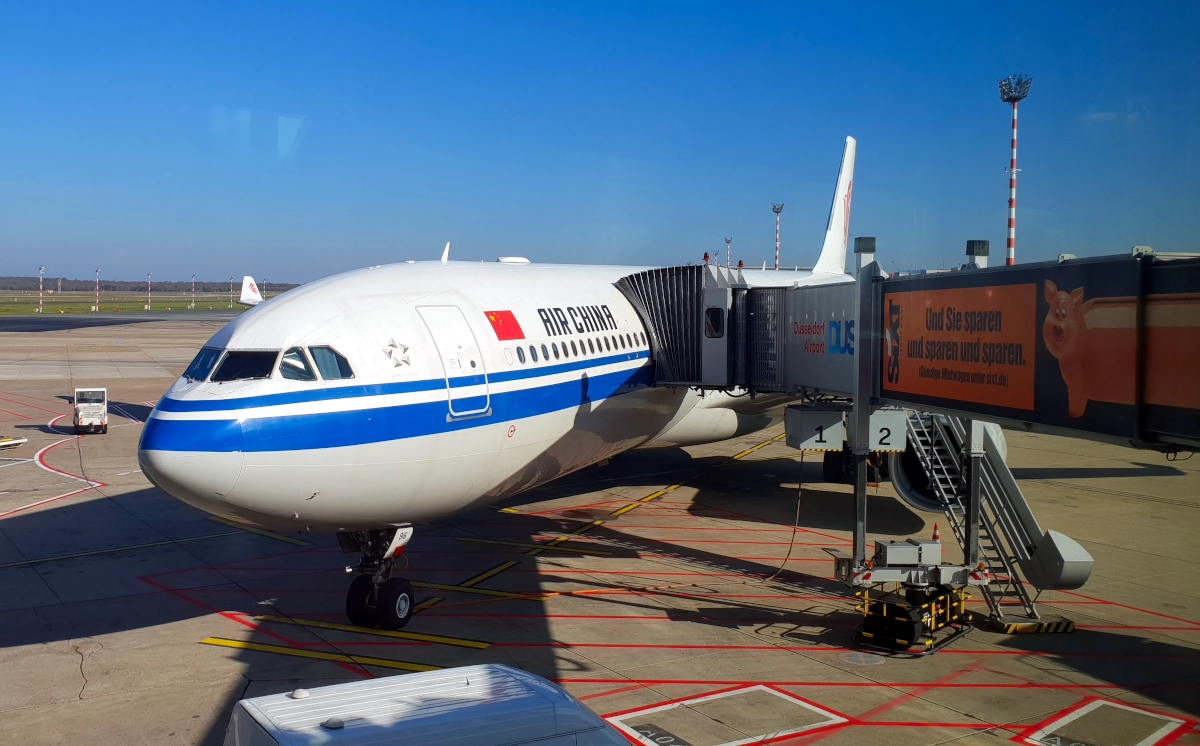 Airchina Flugzeug am Gate