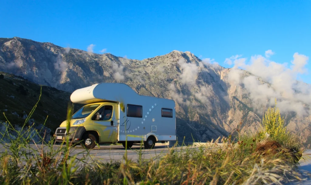 Wohnmobil über den Wolken auf einem Albanischen Bergpass 