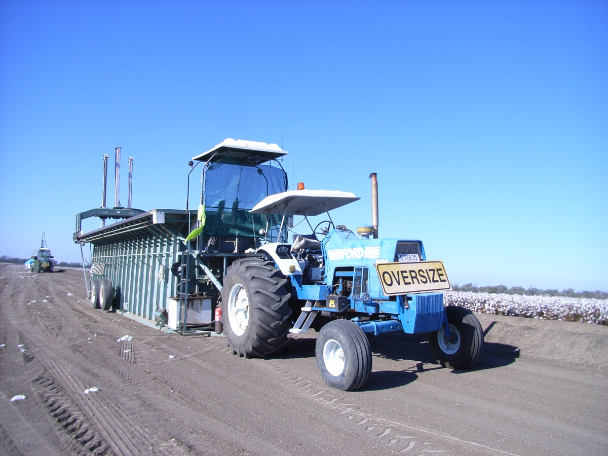 Traktor bei der Baumwoll-Ernte