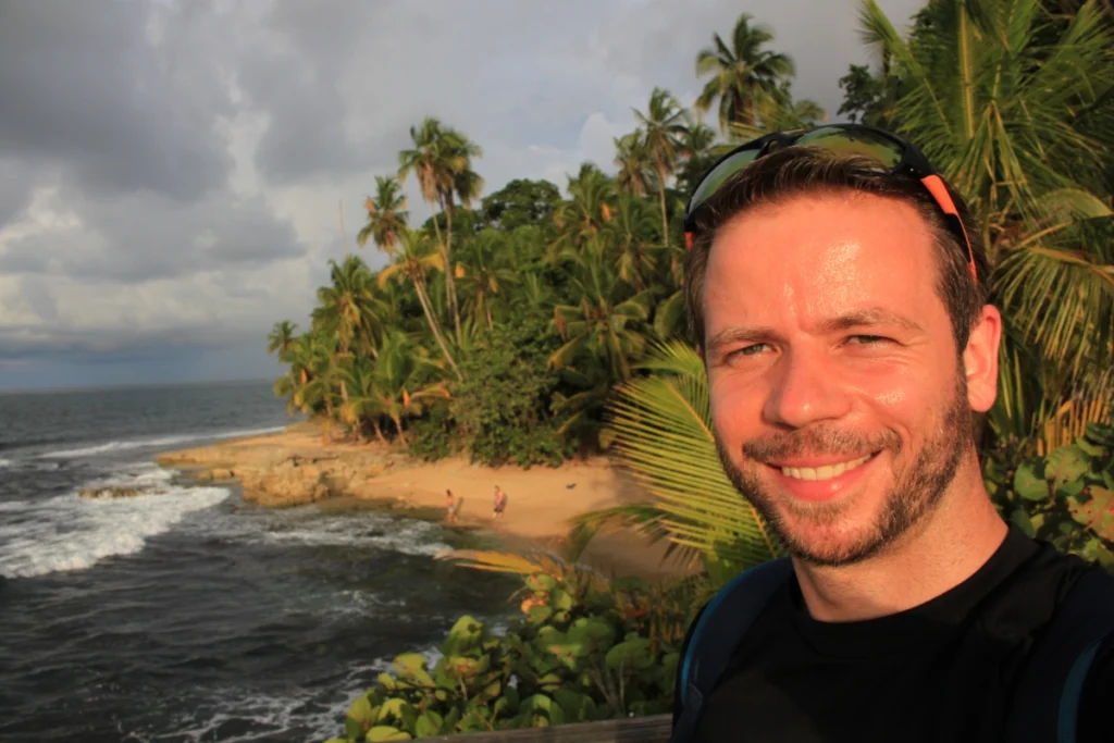 Autor vor traumhaften Strand in Costa Rica