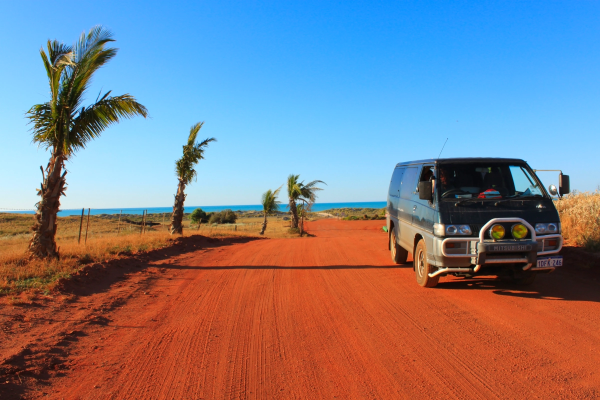 Delica auf roter Dirtroad an der australischen Westküste