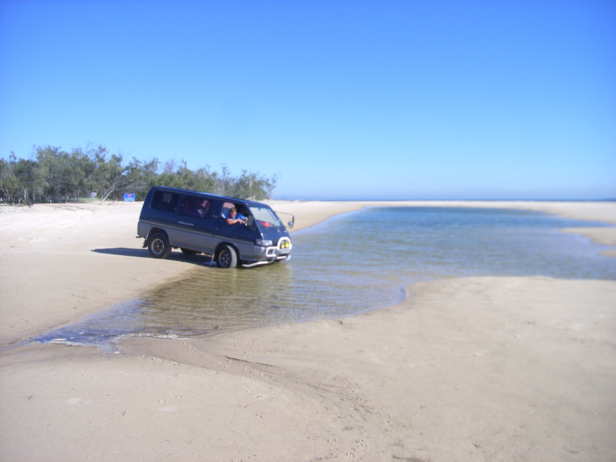 Mitsubishi Delica auf dem Strand unterwegs