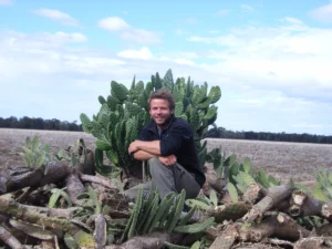 Der Autor Stefan Eck vor einem Kaktus im australischen Outback