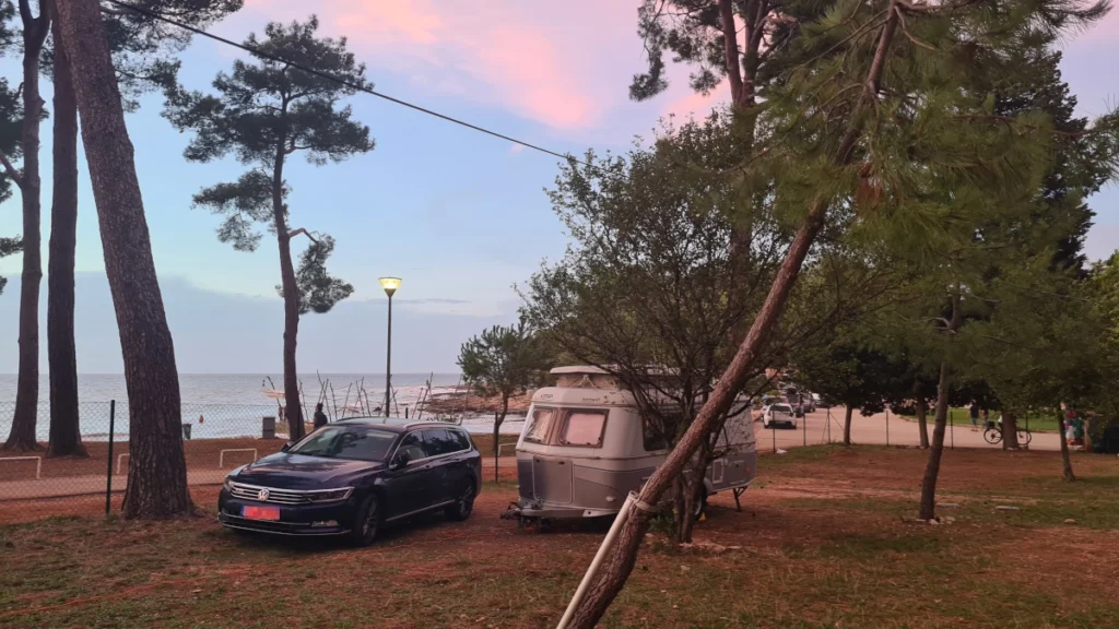 Kroatien am Strand mit Eriba Touring Wohnwagen im Sonnenuntergang