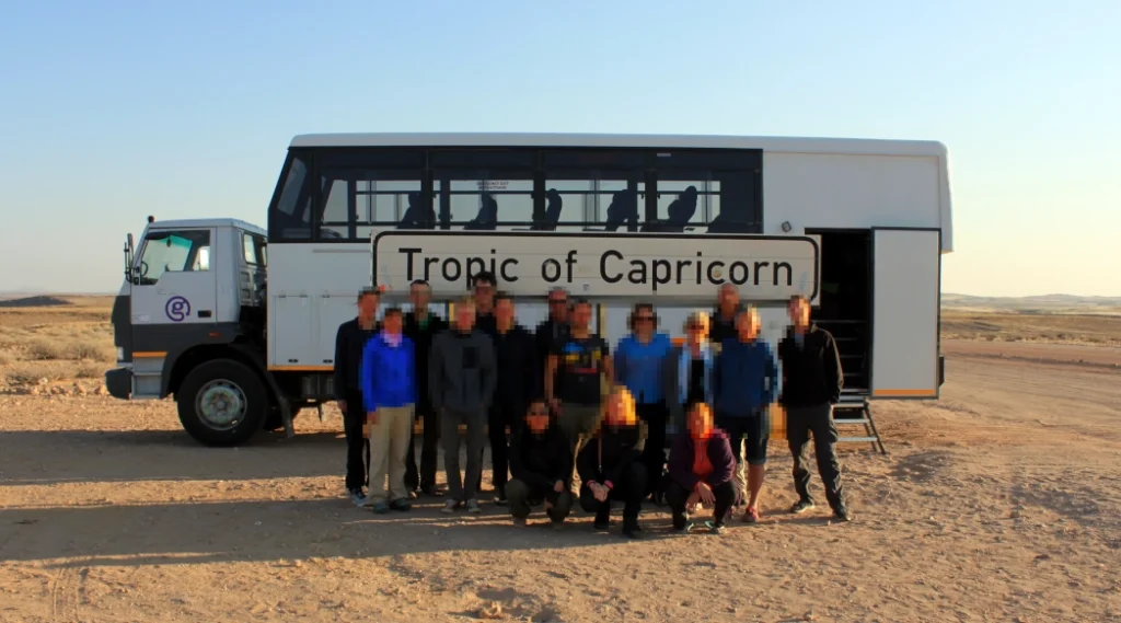 Gruppenfoto der Südafrika Namibia Rundreise mit Overland Truck am Tropic Capricorn