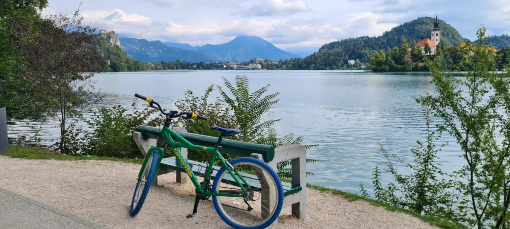 Mountainbike am See in Slowenien