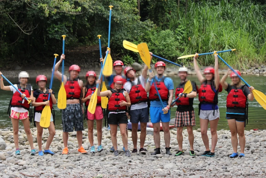 Reisegruppe beim Rafting in Costa Rica