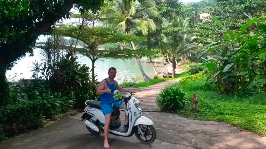 Autor auf Motorroller in Thailand am Strand