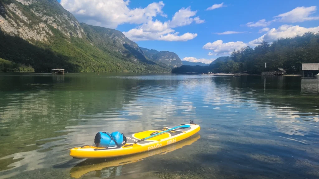 SUP in einem Bergsee in Slowenien