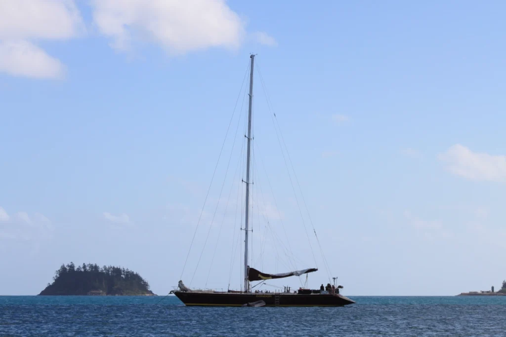 Segelboot für einen Segeltörn um die Whitsunday Islands