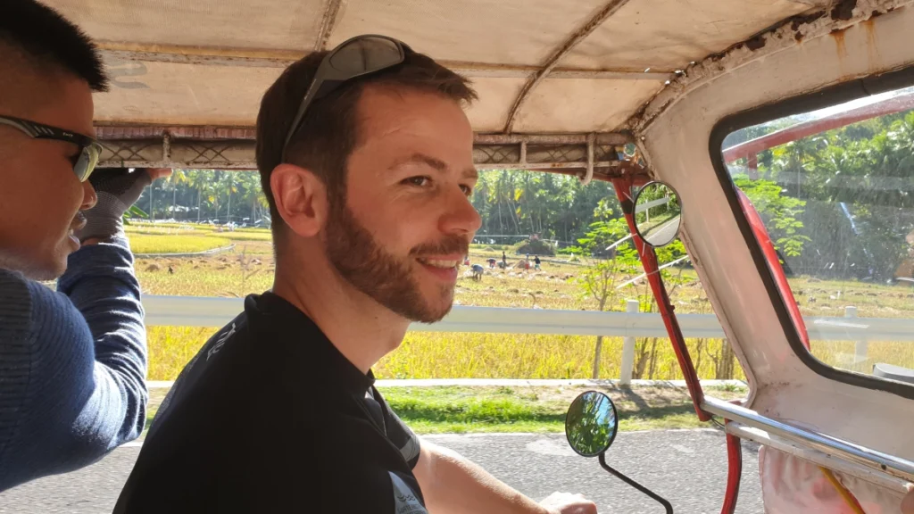 Autor im Tuktuk auf den Philippinen