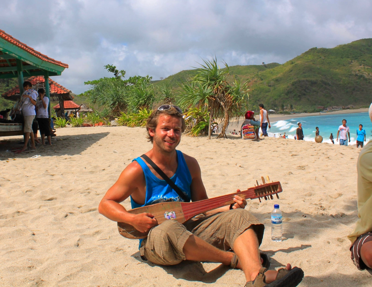 Mit der Ukulele auf Lombok am Strand