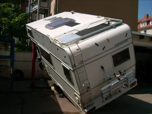 Wohnmobil von Hebebühne gestürzt