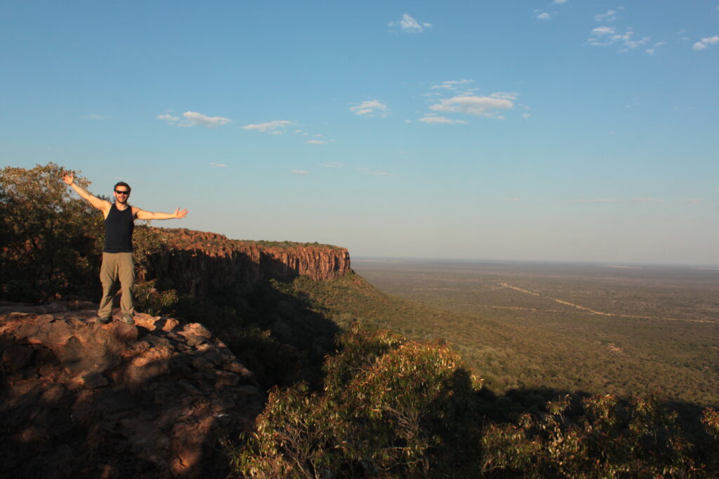 Autor auf der Klippe des Waterberg Plateau in Namibia