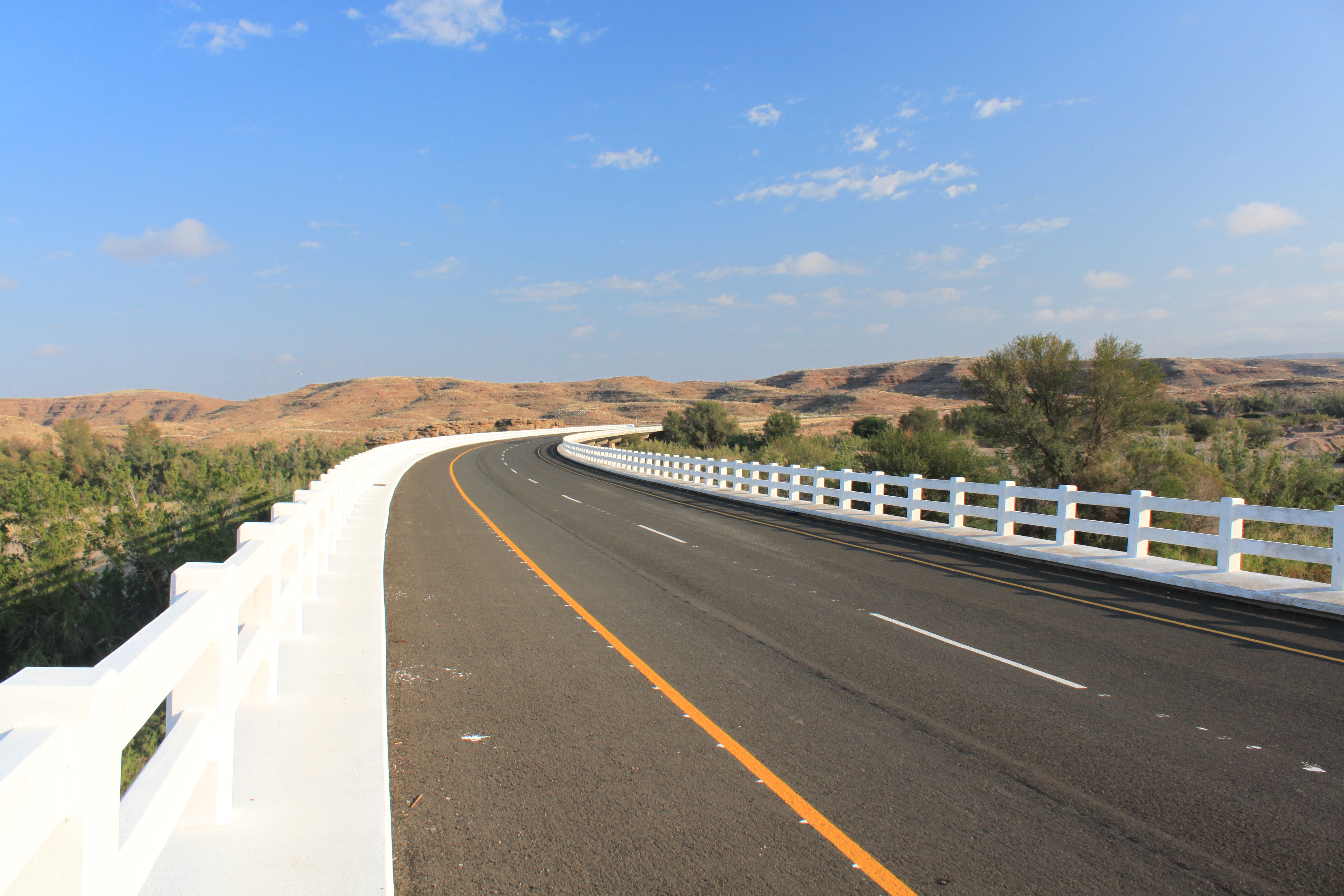 Fernstraße und Landschaft in Namibia