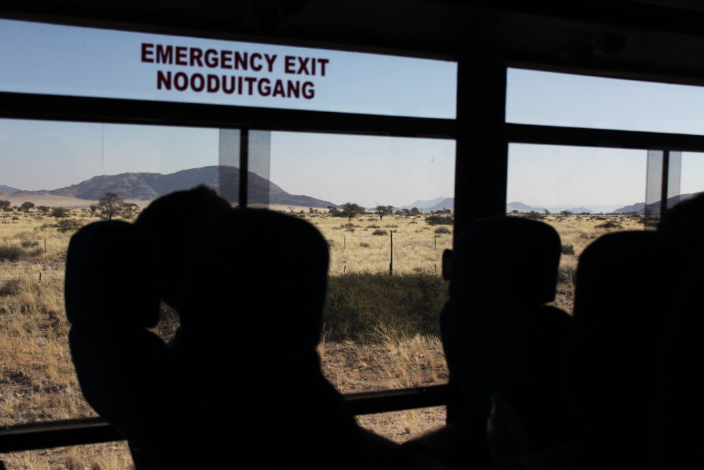 Ausblick aus Overlandtruck auf die Landschaft in Namibia