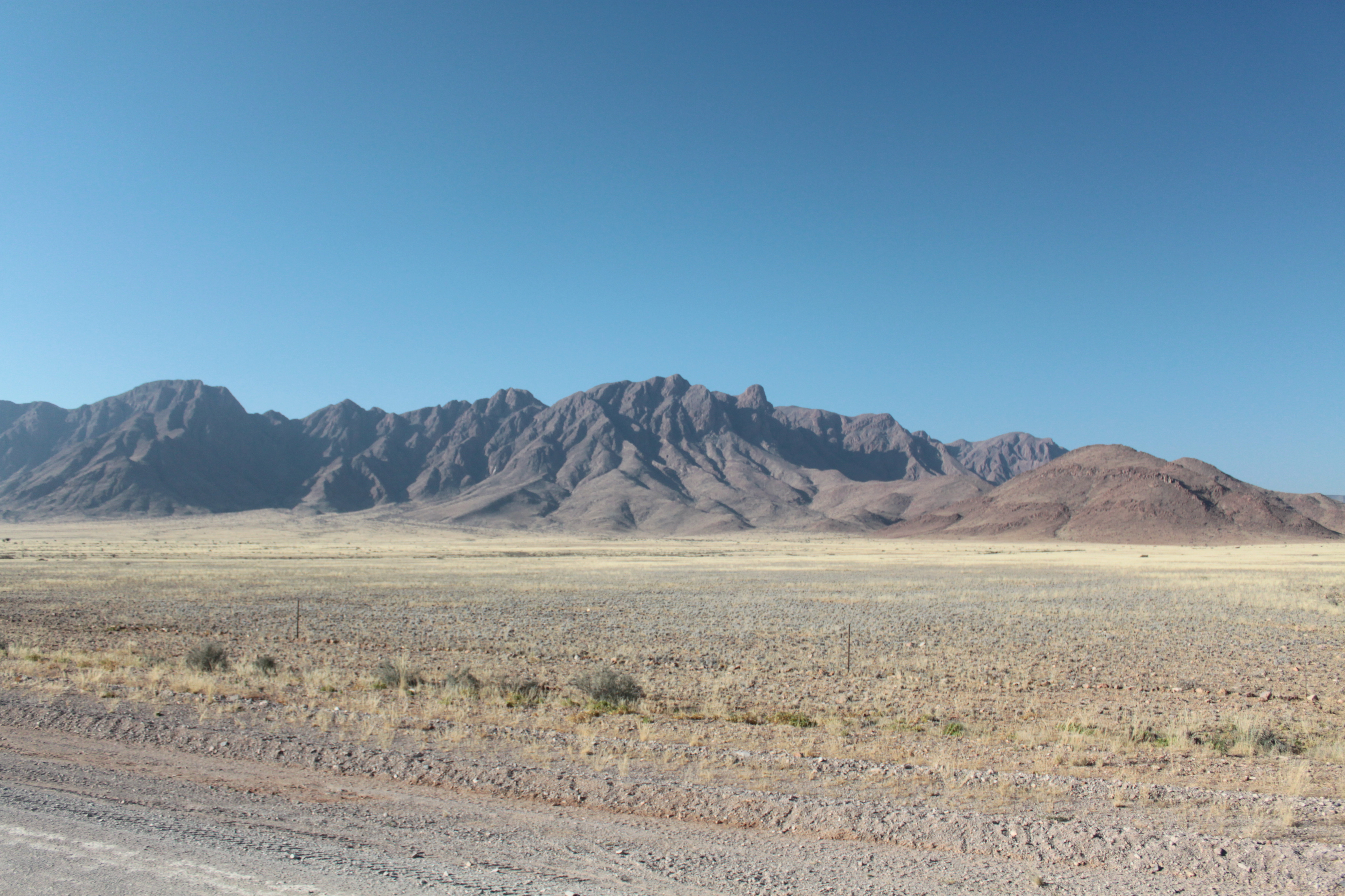 Bergkette neben der Fernstraße in Namibia