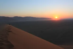 Sonnenaufgang auf der Düne 45 in der Namib Wüste