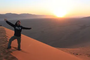 Autor vor Sonnenaufgang auf der Düne 45 in der Namib Wüste