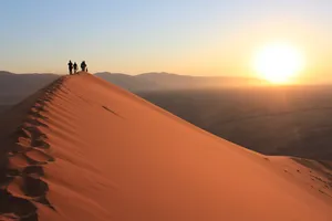 Sonnenaufgang auf der Düne 45 in der Namib Wüste