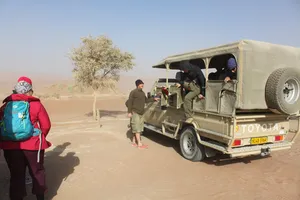 Allrad Safari Fahrzeug für die Fahrt zum Deadvlei