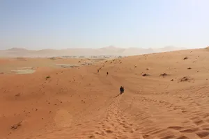 Deadvlei Wüstenlandschaft in Namibia, Weg durch die Wüste zum Parkplatz