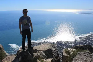 Autor auf dem Tafelberg mit Panorama-Blick auf das Meer