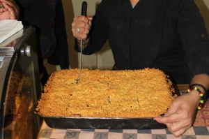 Blechkuchen auf einem Rastplatz in Namibia