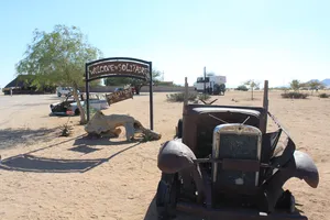 Autowracks auf Rastplatz in Namibia