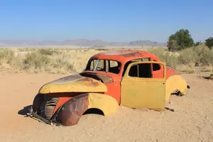 Autowracks auf Rastplatz in Namibia