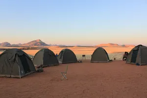 Zeltplatz in Namibia im Sonnenuntergang