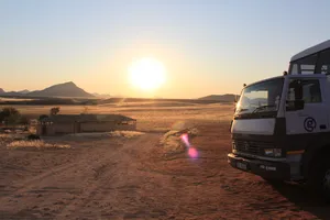 Zeltplatz und Overlandtruck in Namibia im Sonnenaufgang