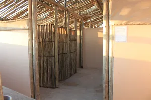 Einfache Duschen auf dem Campingplatz in Namibia