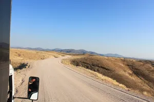 Fernstraße durch Steppenlandschaft in Namibia