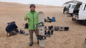 Sandboarding in der Namib Wüste bei Swakopmund