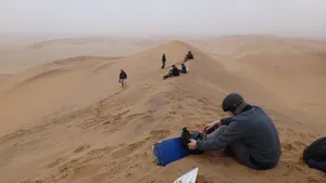 Sandboarding in der Namib Wüste bei Swakopmund, Start auf der Düne