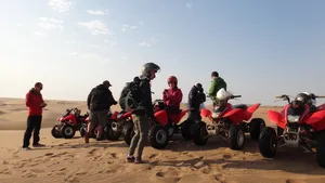 Gruppenaufstellung zur Quad Tour in der Namib Wüste