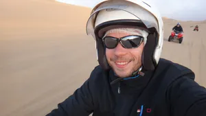 Autor auf Quad während der Fahrt in der Namib Wüste