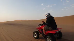 Busfahrer auf Quad in der Namib Wüste