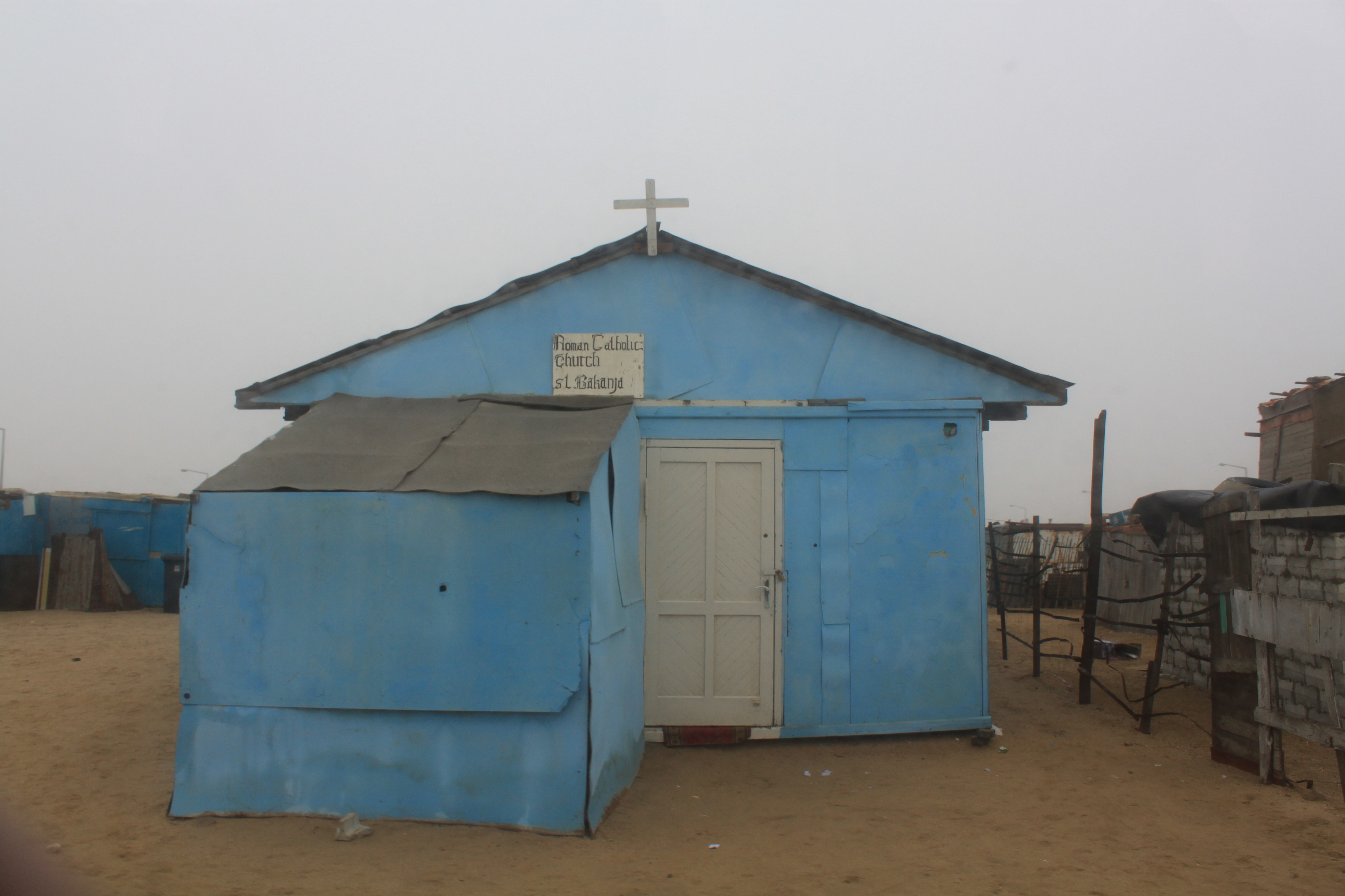 blaue Kirche in Dorf in Namibia besteht aus einer Wellblechhütte