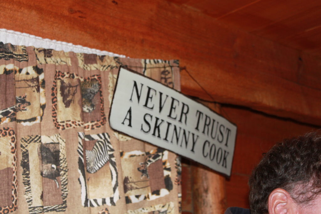 Never Trust a Skinny Cook Schild bei einer Tanzvorführung in Namibia