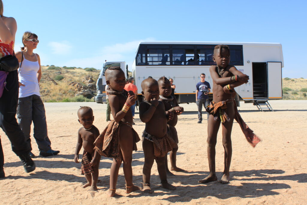 Gruppe von Kindern eines Stammes in der Steppe wohnt
