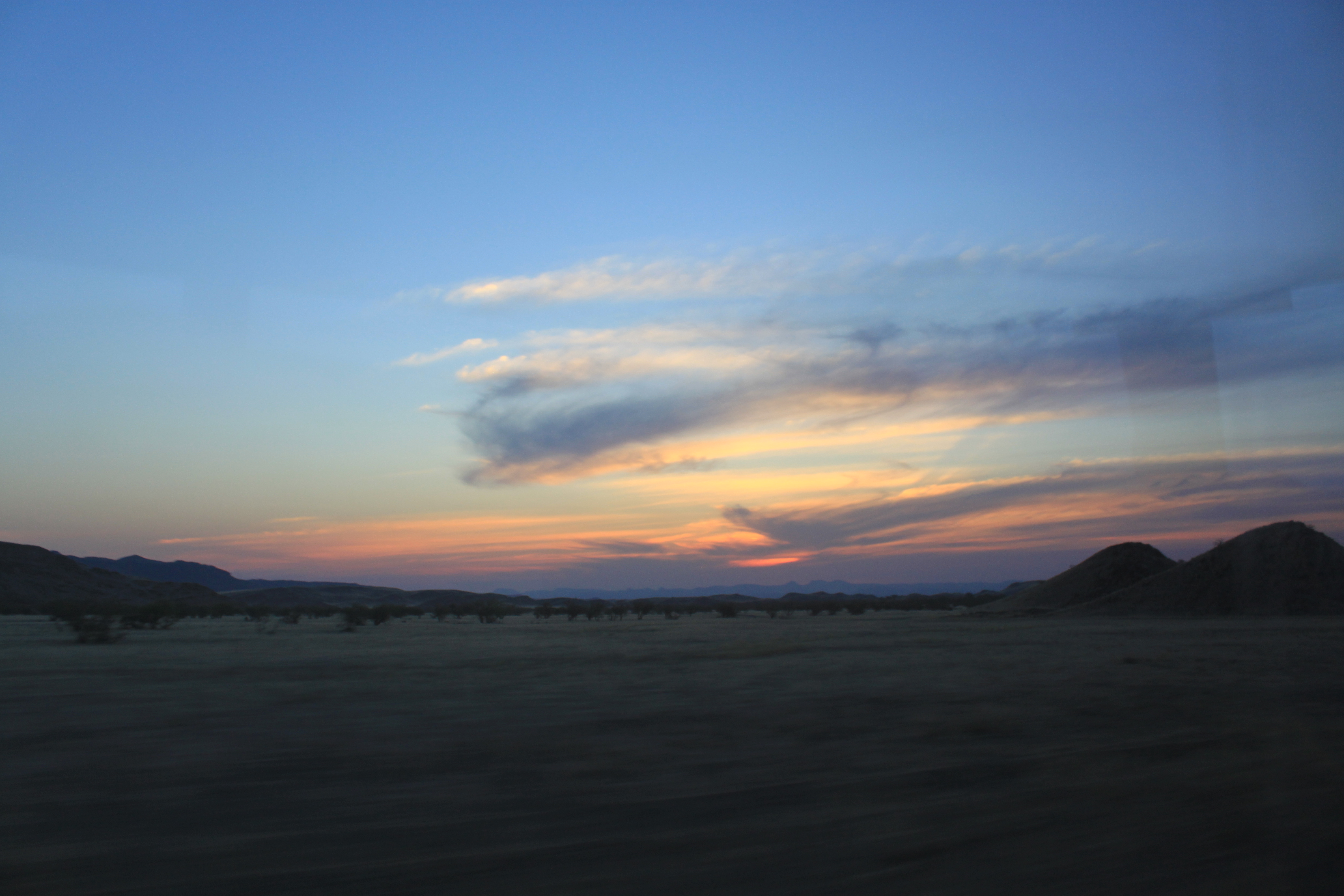 Sonnenuntergang in der Steppe von Namibia