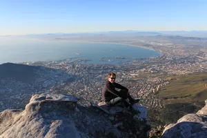 Author auf dem Tafelberg, im Hintergrund Kapstadt