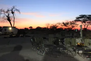 Frühstück auf dem Campingplatz im Etosha Nationalpark im Sonnenaufgang