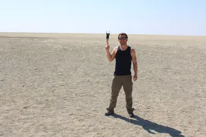 Autor in der Salzpfanne im Etosha Nationalpark mit Nichts außer einer Dame im Hintergrund