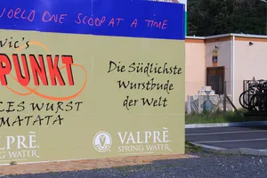 Schild mit der Aufschrift: die südlichste Wurstbude der Welt auf Deutsch - in Südafrika