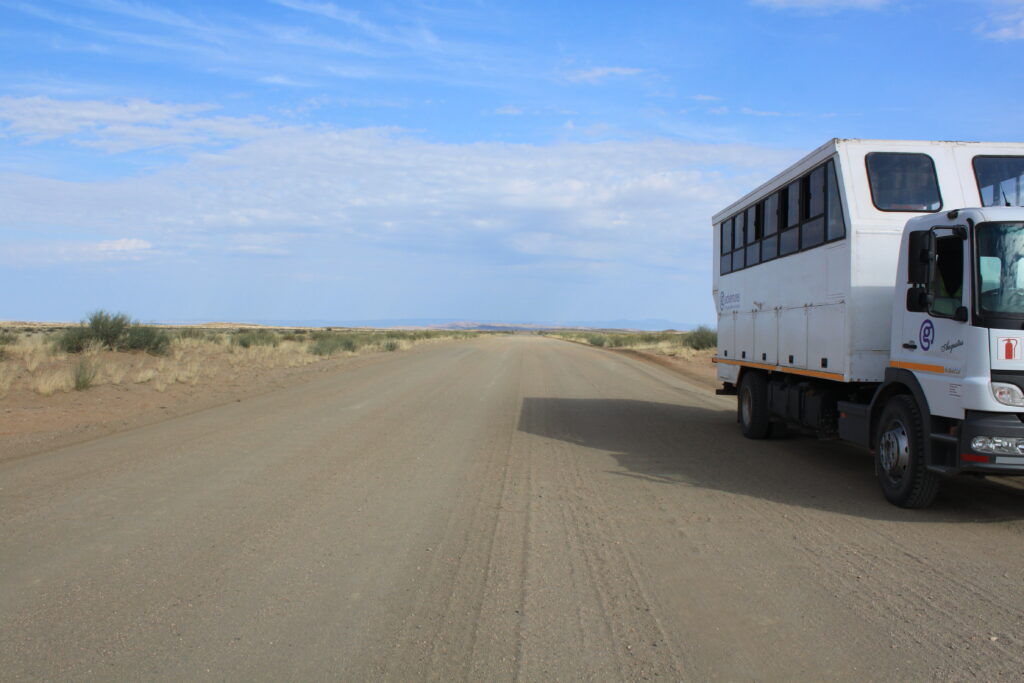 Overlandtruck auf der staubigen Straße in Namibia