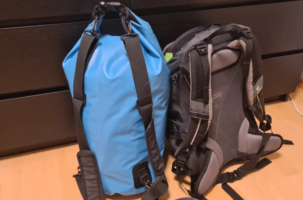Deuter Rucksack im Handgepäckformat plus Drybag als Aufgabegepäck